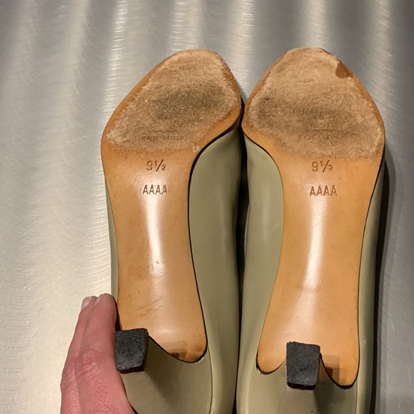 David Evins Bone & Black Classic Spectator Pump Size 9 1/2 AAAA (Extra Narrow) - Picture 10 of 14